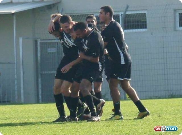 בסוף זה כמעט נגמר ב-5:5. שחקני אור יהודה חוגגים (אלי שמואלי)